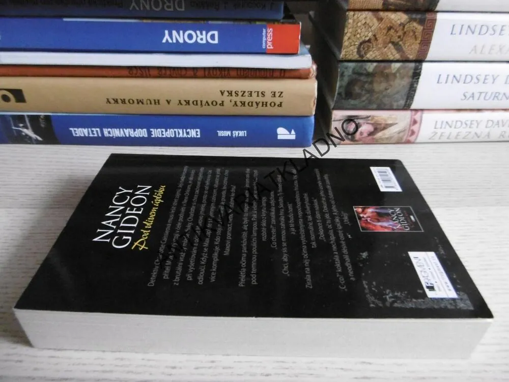 POD VLIVEM ÚPLŇKU, NANCY GIDEON, **an