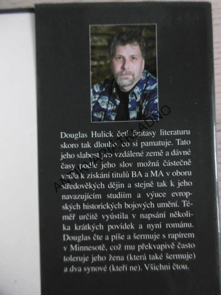 MEZI ZLODĚJI, DOUGLAS HULICK, **an