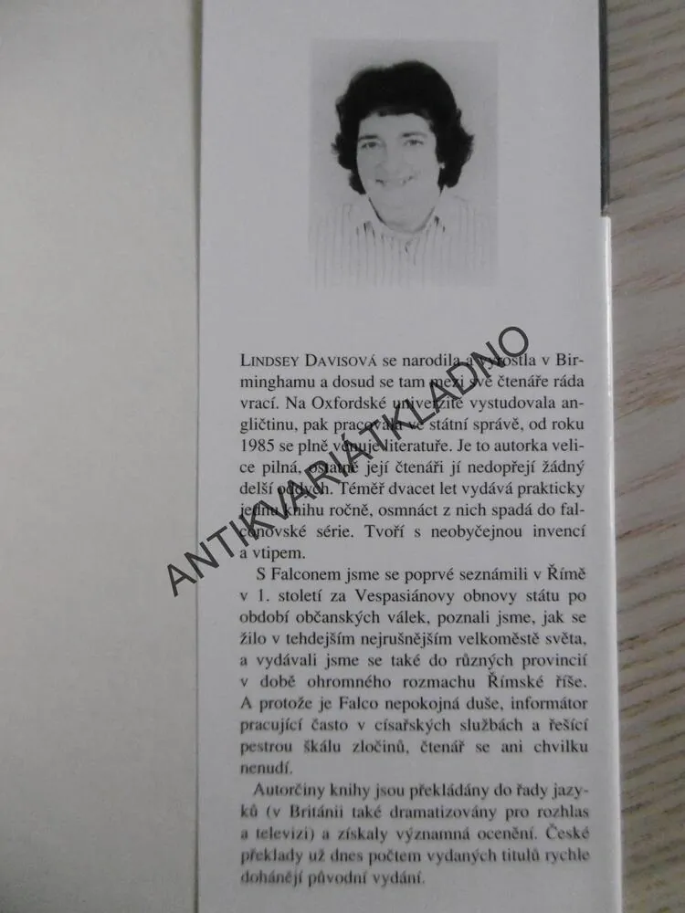 ŠELMY V ARÉNĚ, LINDSEY DAVISOVÁ, **an