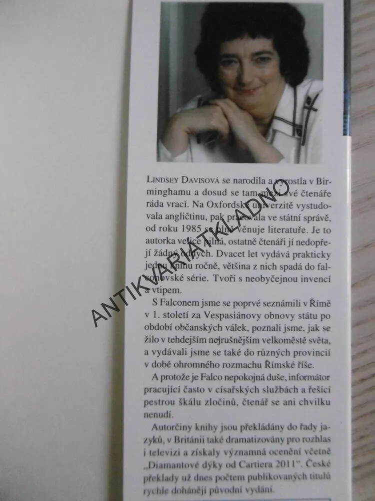 VIDĚT DELFY A ZEMŘÍT, LINDSEY DAVISOVÁ, **an