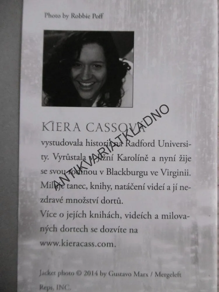 PRVNÍ, KIERA CASSOVÁ, **an