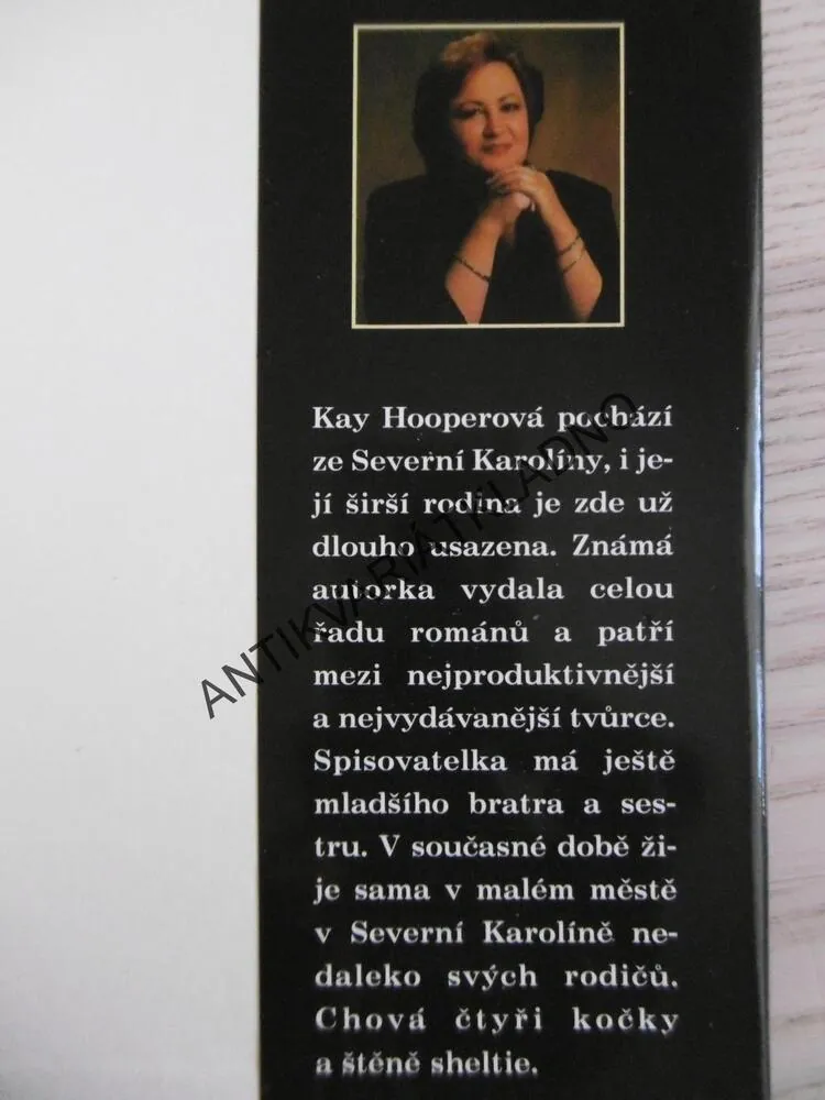 V ZAJETÍ STÍNŮ, KAY HOOPER, **an
