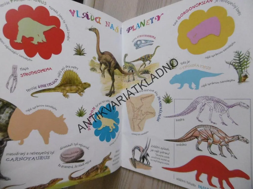 DINOSAUŘI SE SAMOLEPKAMI, VČETNĚ SAMOLEPEK, **an