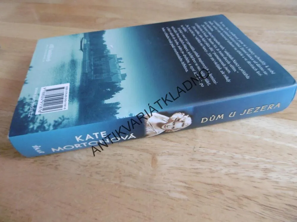 DŮM U JEZERA, KATE MORTONOVÁ, **an