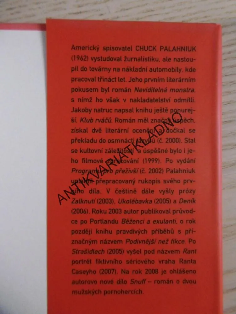 STRAŠIDLA, CHUCK PALAHNIUK, **an