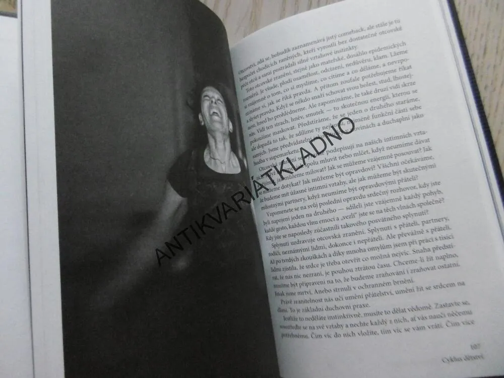 MAPY K EXTÁZI, GABRIELLE ROTH, **an