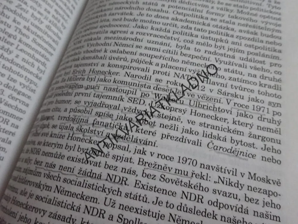 PÁD KOMUNISMU, DAVID PRYCE-JONES, **an