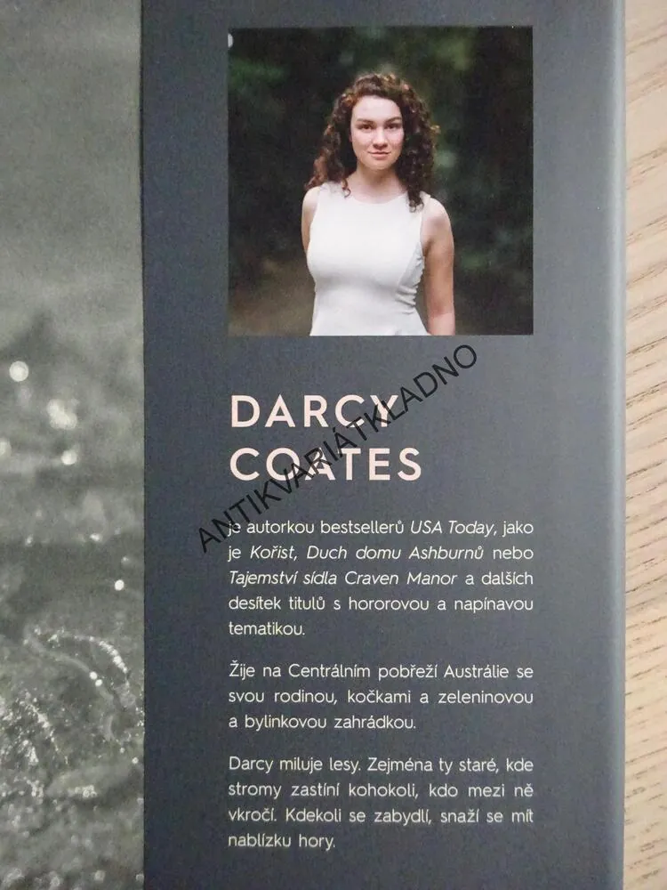 VÝKŘIKY V TEMNOTĚ, DARCY COATES, **an
