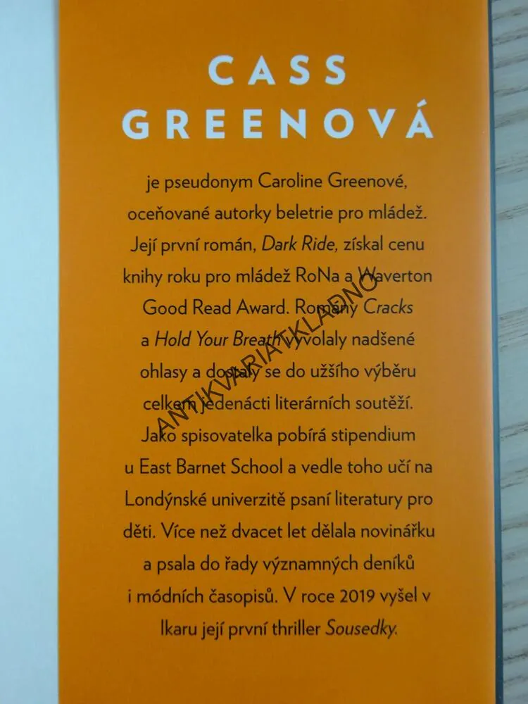 VRAŽEDNÉ SKLONY, CASS GREENOVÁ, **an