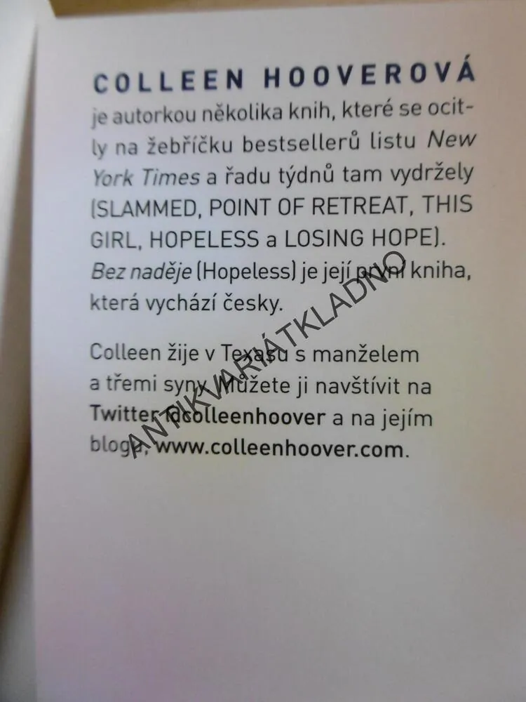 ŽIVOT JEDNA BÁSEŇ, COLLEEN HOOVEROVÁ, **an