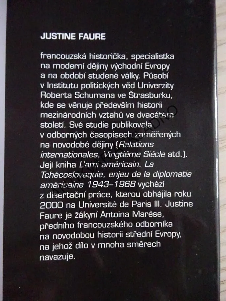 AMERICKÝ PŘÍTEL, JUSTINE FAURE, **an