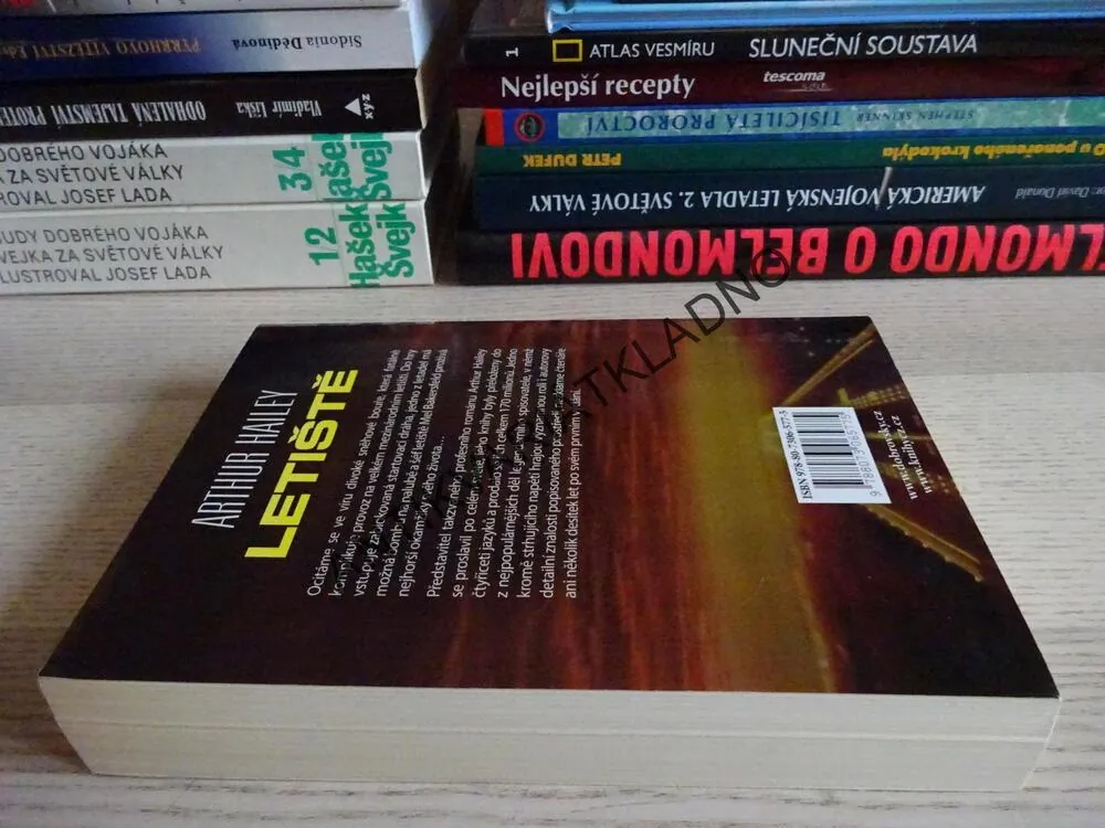 LETIŠTĚ, ARTHUR HAILEY, **an
