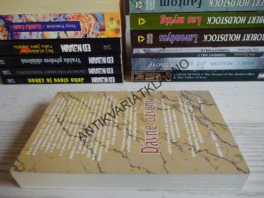DÁVNÉ OZVĚNY, ROBERT HOLDSTOCK, **an