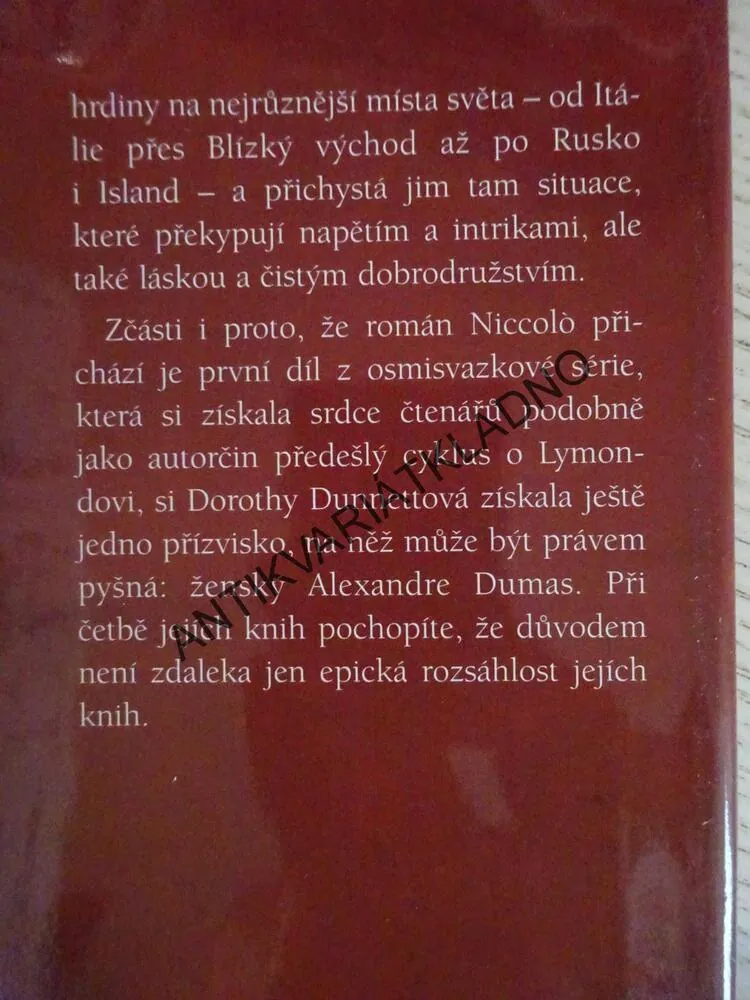 NICCOLÓ PŘICHÁZÍ, DOROTHY DUNNETTOVÁ, **an