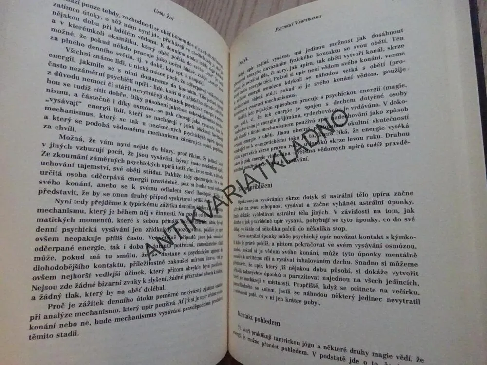 UPÍŘI ŽIJÍ, KONSTANTINOS, **an