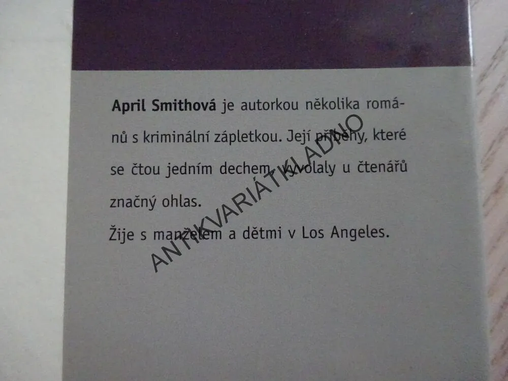VRAŽDA ZA ÚSVITU, APRIL SMITHOVÁ, **an