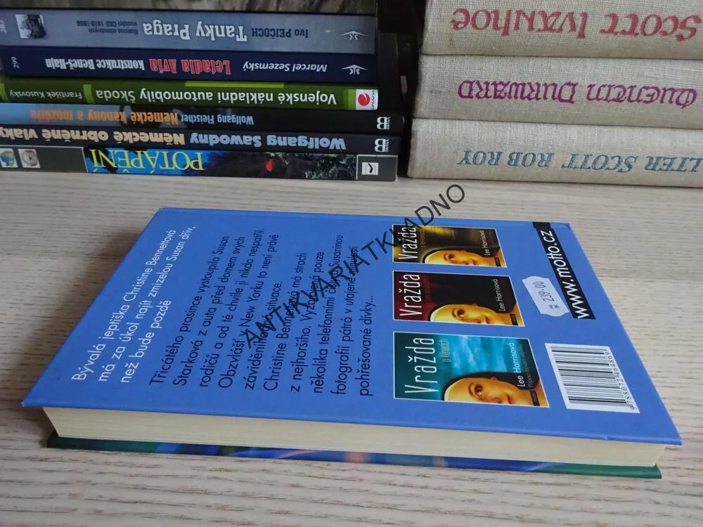 VRAŽDA NA SILVESTRA, LEE HARRISOVÁ, **an