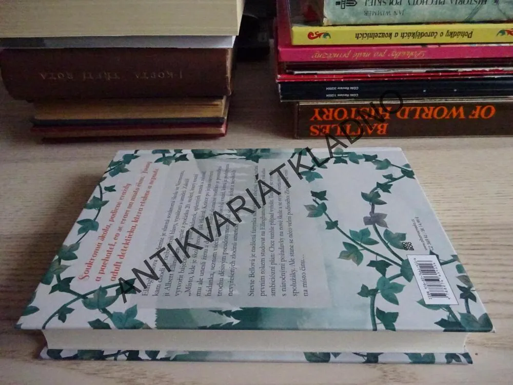 KŘIVÁCI, MAUREEN JOHNSONOVÁ, **an