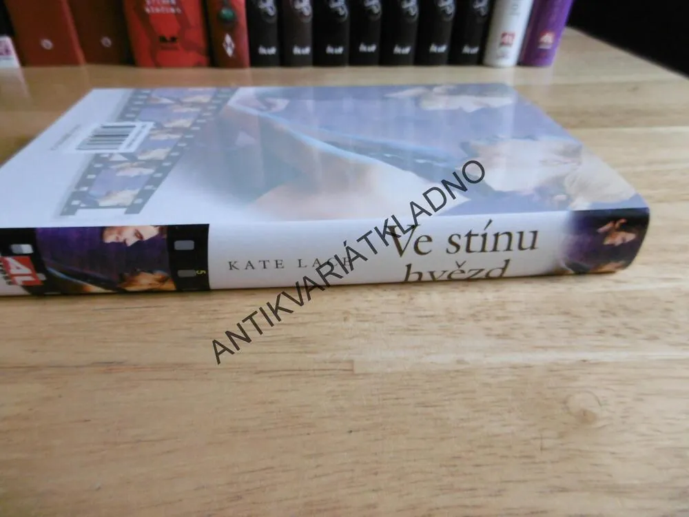 VE STÍNU HVĚZD, KATE LACE