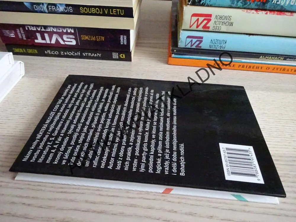 NĚKTERÁ NEGLIŽÉ COSI TAJÍ, ERLE STANLEY GARDNER, **an
