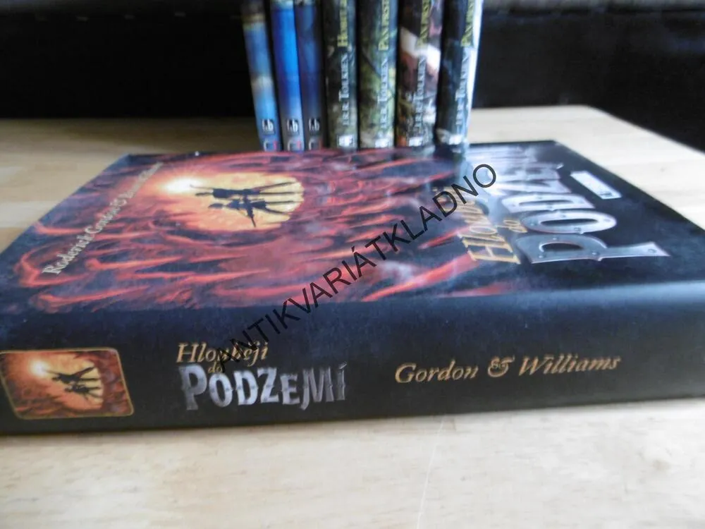 HLOUBĚJI DO PODZEMÍ, RODERICK GORDON, BRIAN WILLIAMS, **an