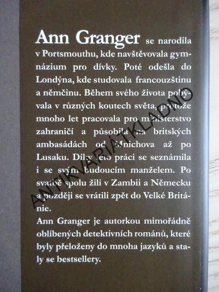 SMRT V SUTINÁCH, ANN GRANGER, **an