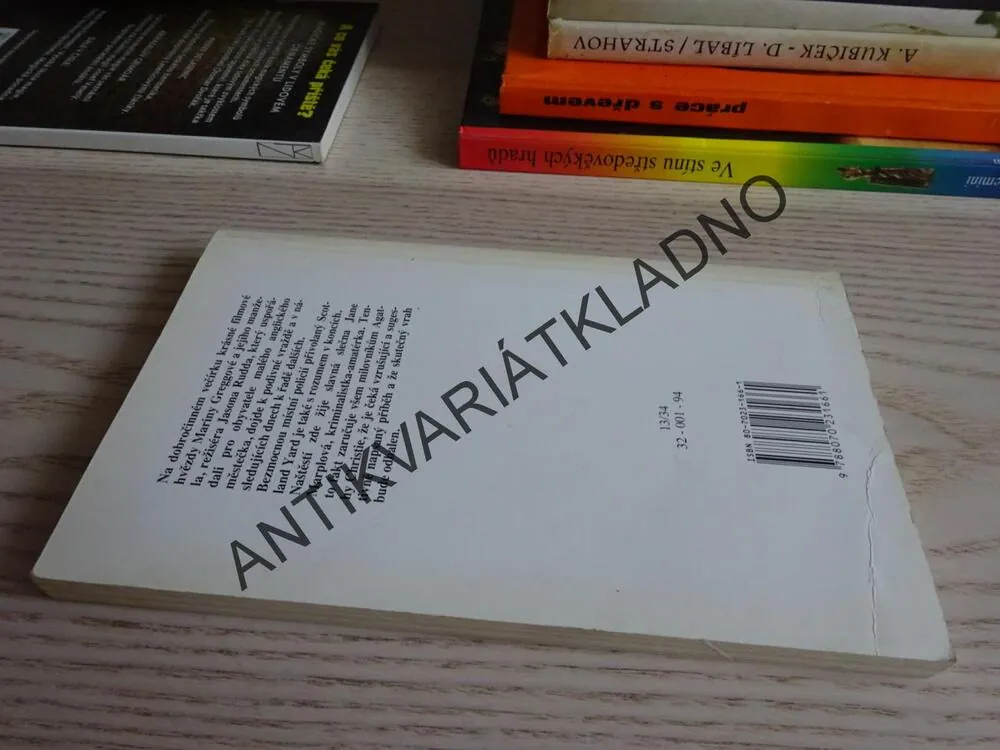 PRASKLÉ ZRCADLO, AGATHA CHRISTIE, **an