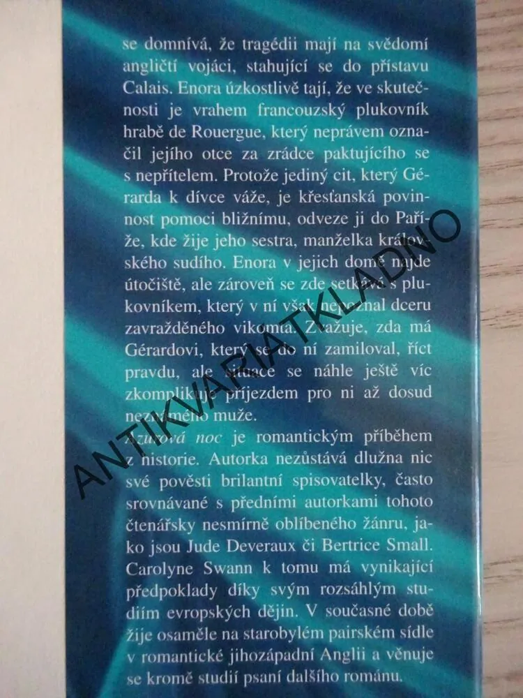 AZUROVÁ NOC, CAROLYNE SWANN, **an