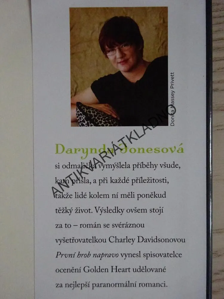 DRUHÝ HROB NALEVO, DARYNDA JONESOVÁ, **an
