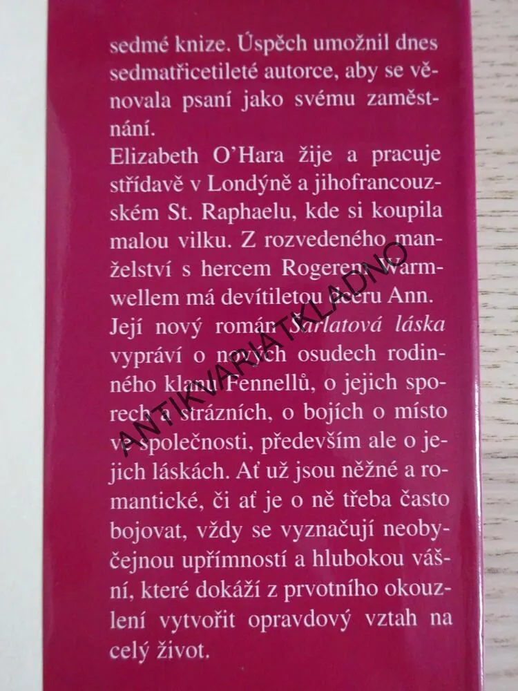 ŠARLATOVÁ LÁSKA, ELIZABETH O'HARA, **an