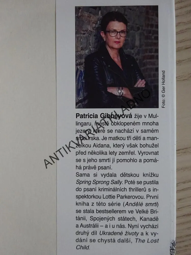 UKRADENÉ ŽIVOTY, PATRICIA GIBNEYOVÁ, **an