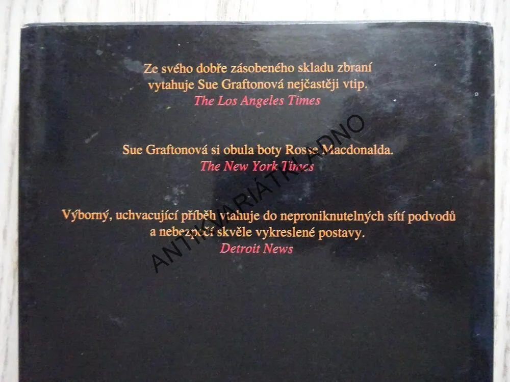 E JAKO EXPLOZE, SUE GRAFTONOVÁ, **an