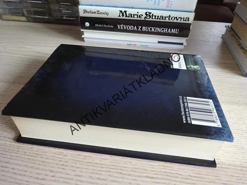 CÍSAŘOVY ČEPELE, BRIAN STAVELEY, **an