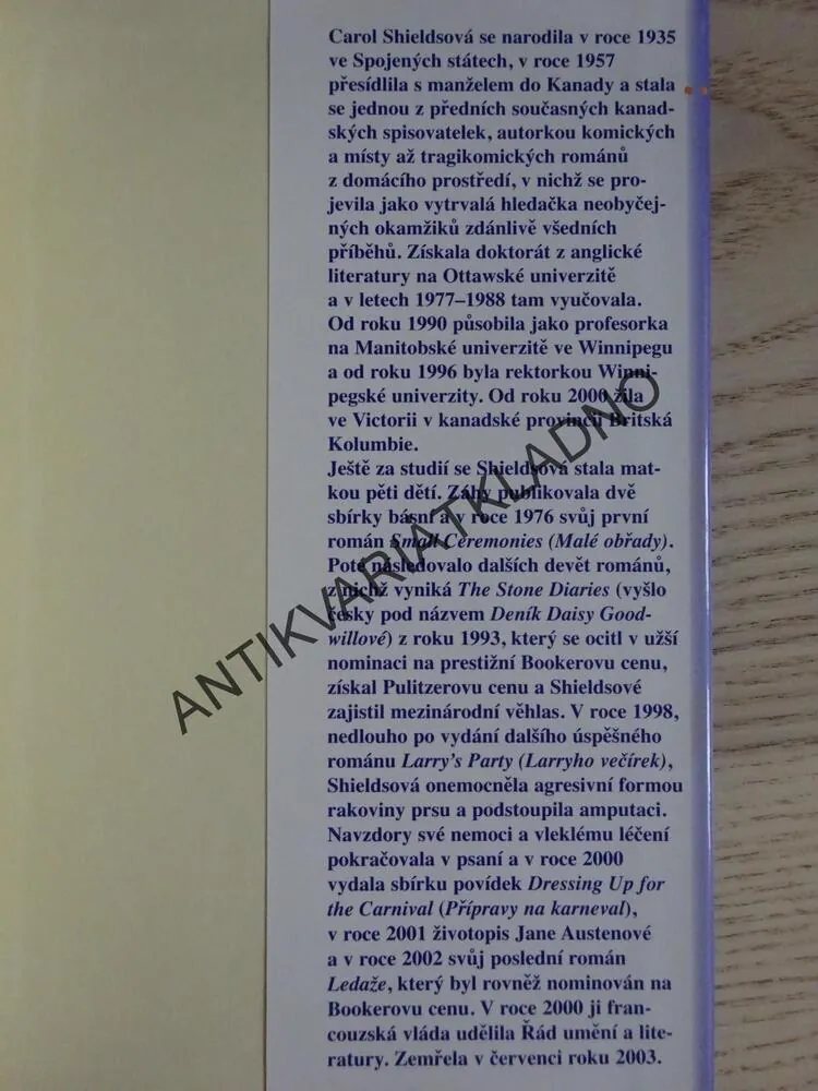 LEDAŽE, CAROL SHIELDSOVÁ, **an