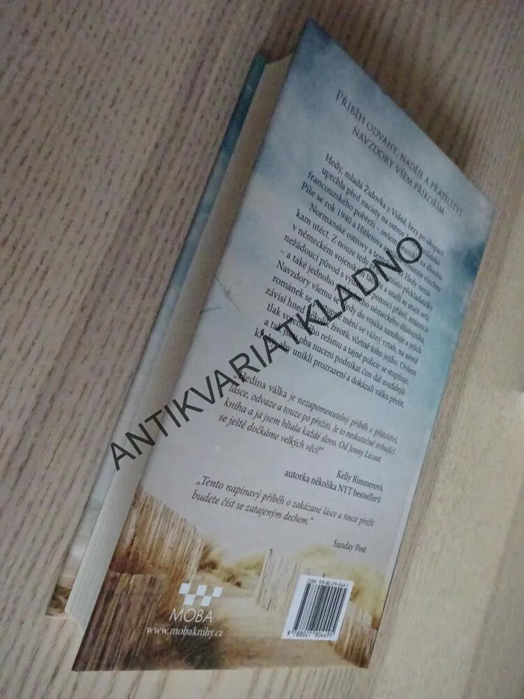 HEDINA VÁLKA, JENNY LECOAT, **an