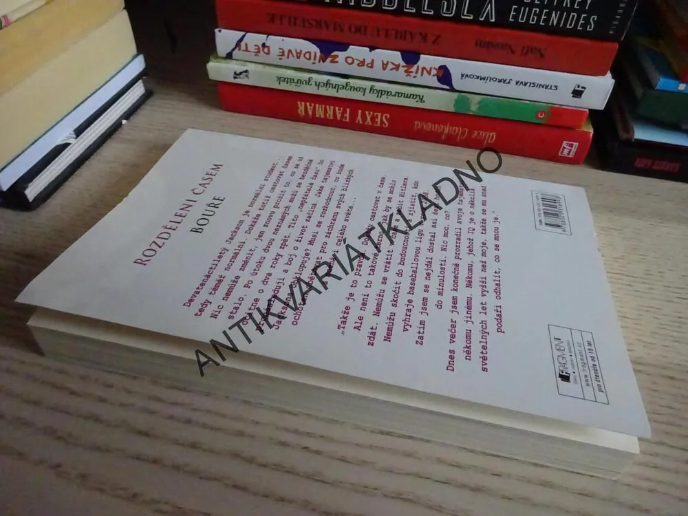 ROZDĚLENÍ ČASEM, BOUŘE, JULIE CROSSOVÁ, **an