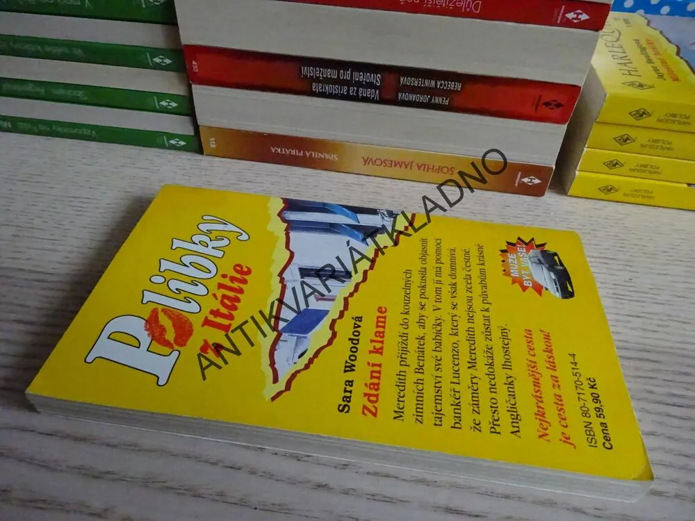 ZDÁNÍ KLAME, SARA WOODOVÁ, **an