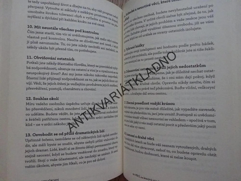 1000+ MALIČKOSTÍ, KTERÉ DĚLAJÍ ŠŤASTNÍ A ÚSPĚŠNÍ LIDÉ JINAK, MARC A ANGEL CHERNOFFOVI, **an