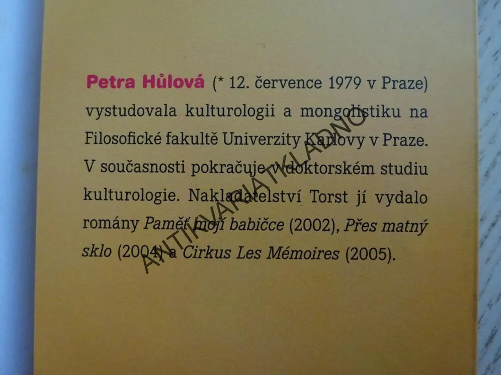 UMĚLOHMOTNÝ TŘÍPOKOJ, PETRA HŮLOVÁ, **an