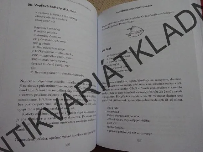 LABUŽNÍKEM NA PLNÝ ÚVAZEK, PETRA MACKOVÁ HROCHOVÁ, MIROSLAV MACEK, **an