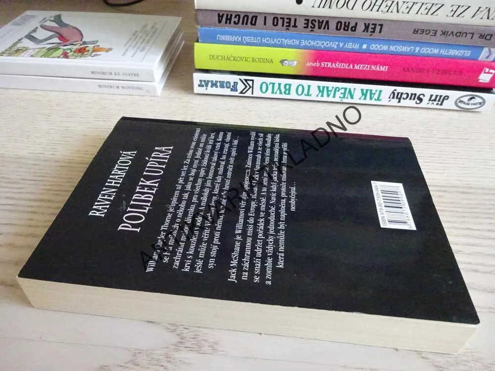 POLIBEK UPÍRA, RAVEN HARTOVÁ, **an