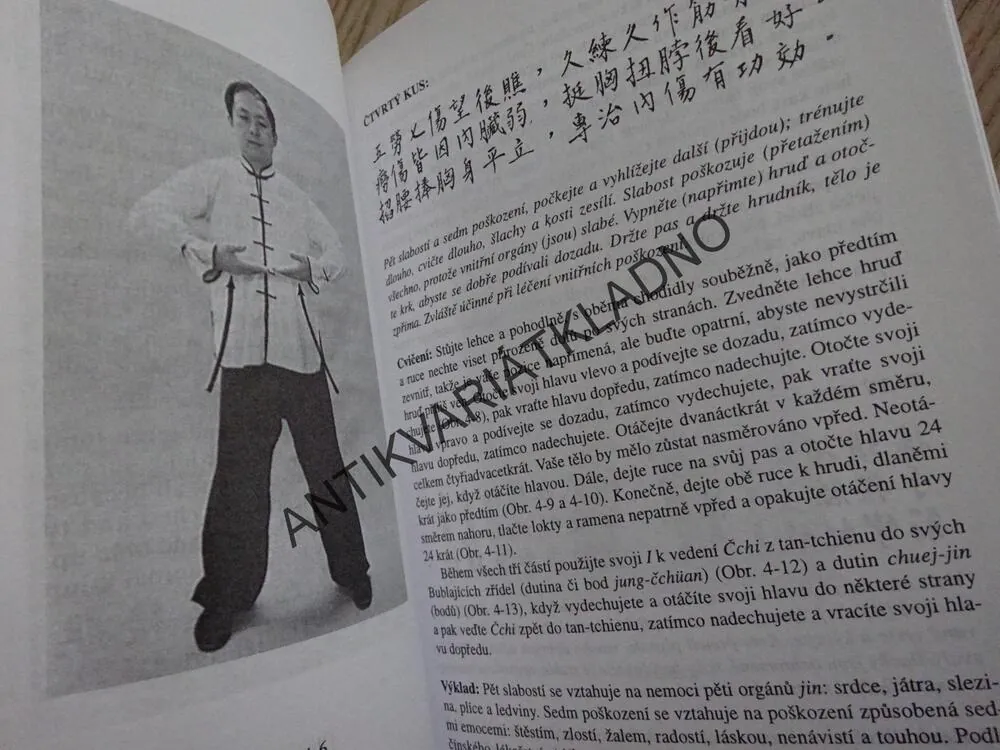 OSM KUSŮ BROKÁTU, DR. YANG JWING-MING, **an