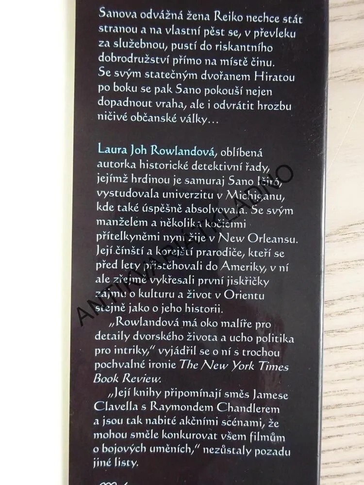 NAVONĚNÝ RUKÁV, LAURA JOH ROWLANDOVÁ, **an