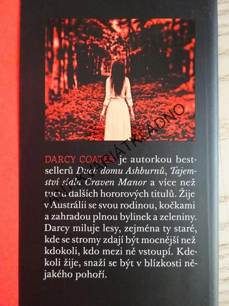 DŮM TAJEMNÝCH STÍNŮ, DARCY COATES, **an