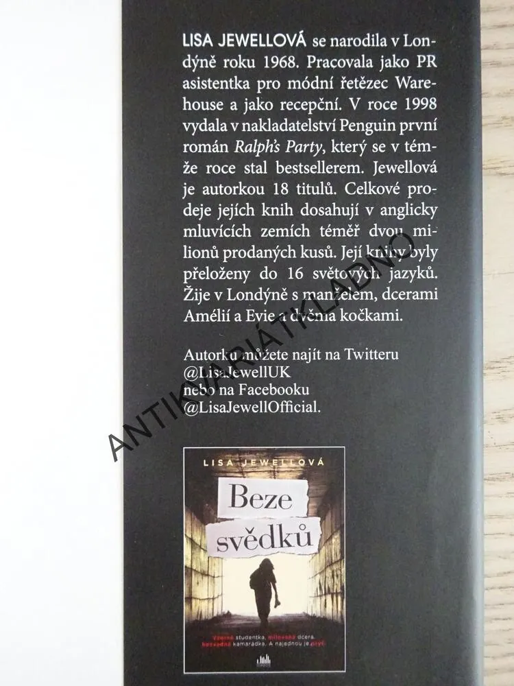 POD DOHLEDEM, LISA JEWELLOVÁ, **an