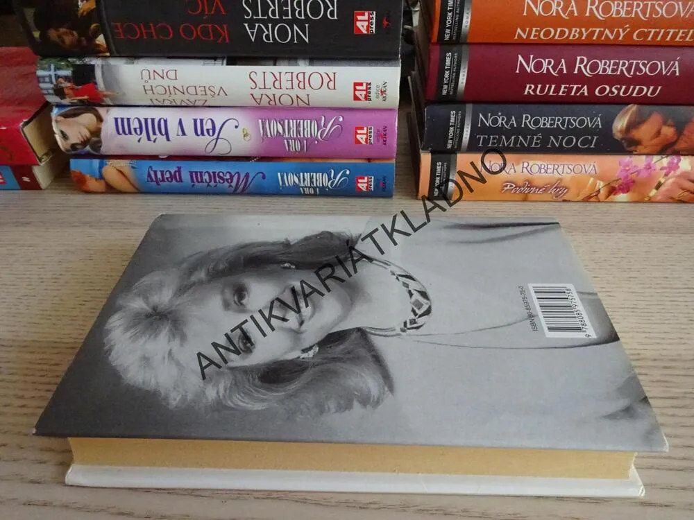 ZRÁDNÁ VĚRNOST, NORA ROBERTSOVÁ, **an