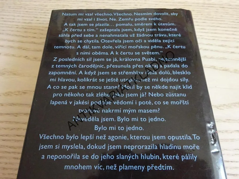 KOUZLA MILUJÍ ŽÁR MÉHO TĚLA, NORA ROBERTS JAKO J. D. ROBB A DALŠÍ, **an