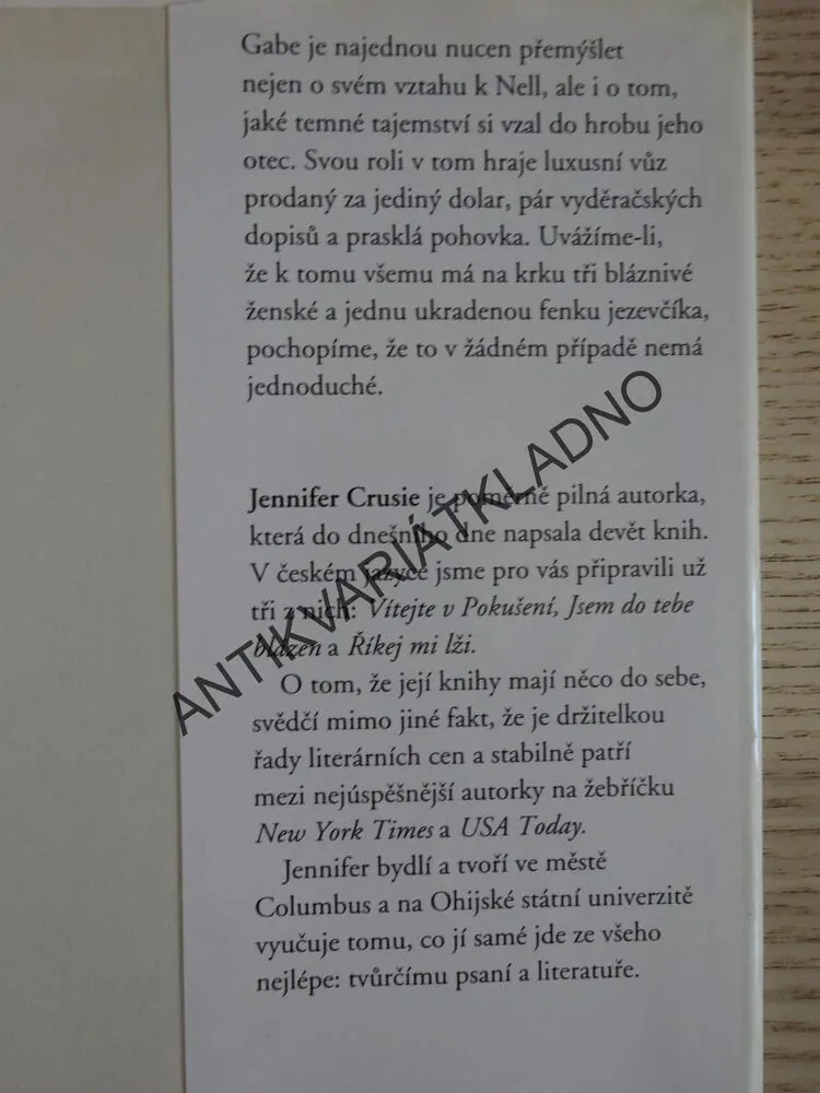 ŠOKUJÍCÍ ODHALENÍ, JENNIFER CRUSIE, **an