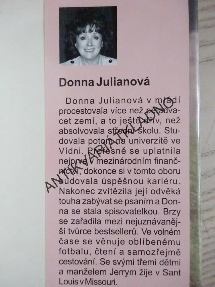 ŽENA ZA ZRCADLEM, DONNA JULIAN, **an