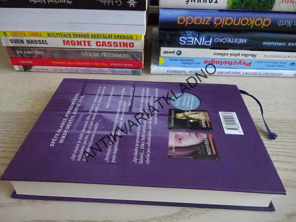 SPI SLADCE, RACHEL ABBOTTOVÁ, **an